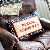 Verlaat alsjeblieft om 9 uur naaldpuntkussen.